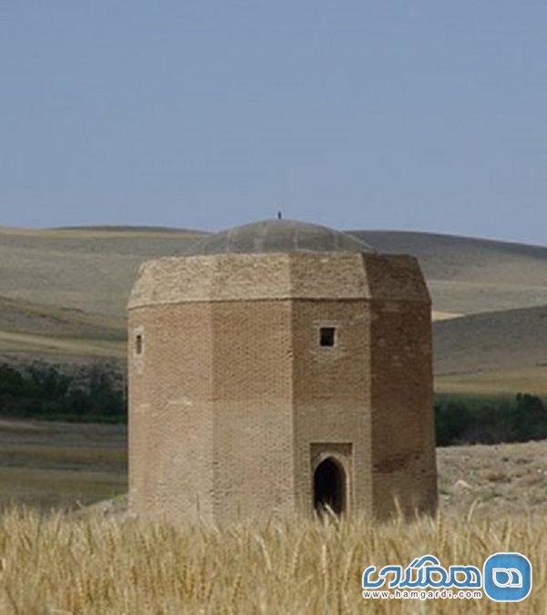 برج آرامگاه بابا حسین یکی از جاذبه های دیدنی استان همدان به شمار می رود