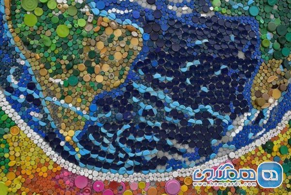 خلق دیوارنگاره های رنگی با استفاده از پلاستیک های بازیافت شده