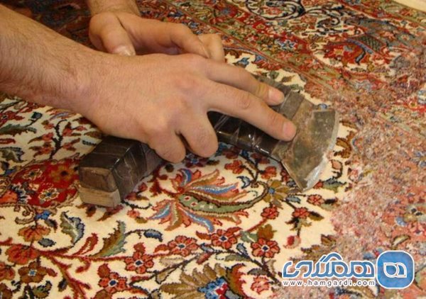 فرشها در بازار عباسی به صورت حرفه ای پرداخت می شوند