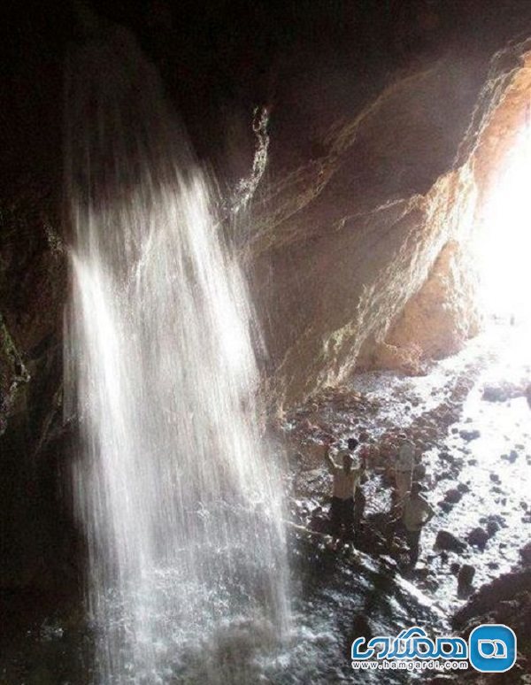 آبشار وقت ساعت یکی از جاذبه های طبیعی استان لرستان به شمار می رود