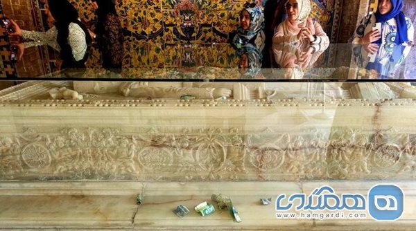 سنگ مزار ناصرالدین شاه در کاخ گلستان با اتفاقی قابل تامل مواجه شده است