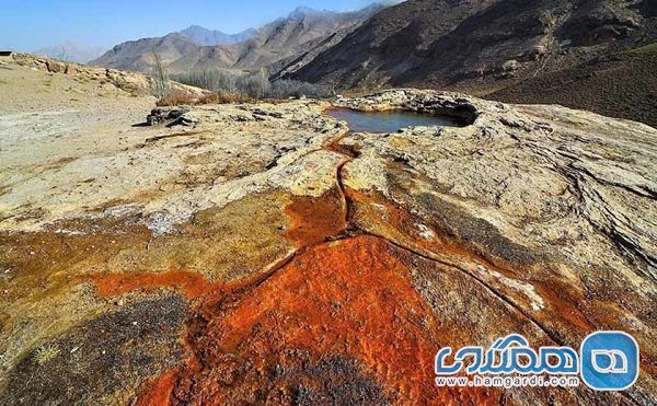 چشمه آب سرخ فریزهند یکی از جاذبه های طبیعی استان اصفهان به شمار می رود