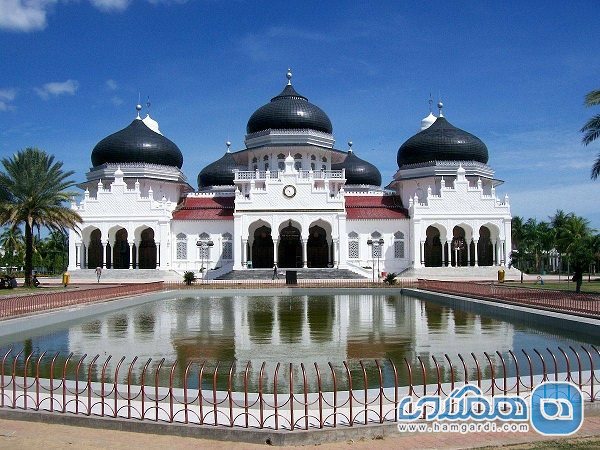 مسجد جامع بیت الرحمن یکی از زیباترین مساجد اندونزی به شمار می رود