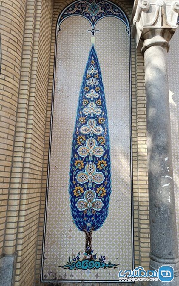 درخت سرو ناز در تزئینات کاشیکاری نمای بیرونی بیمارستان عیسی بن مریم در اصفهان 