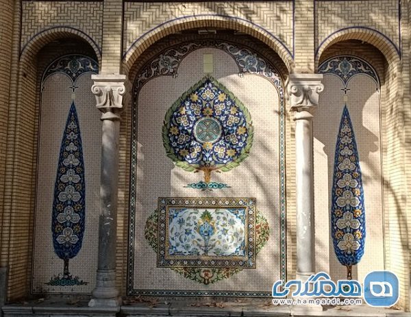 دو سرو در تزئینات کاشیکاری نمای بیرونی بیمارستان عیسی بن مریم در اصفهان