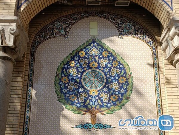درخت سرو خمره ای در تزئینات کاشیکاری نمای بیرونی بیمارستان عیسی بن مریم در اصفهان 