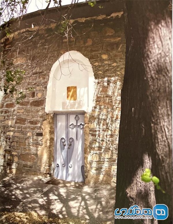 ورودی کلیسای حضرت مریم در روستای انهر با سنگ یادبود قدیمی