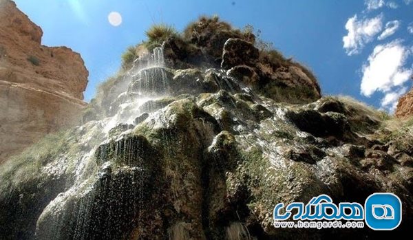 آبشار رحمت آباد یکی از جاذبه های طبیعی استان فارس به شمار می رود
