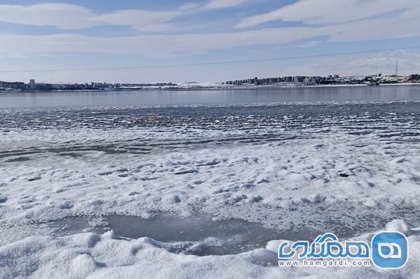 دریاچه شورابیل به علت بارش سنگین برف و برودت هوا یخ بست