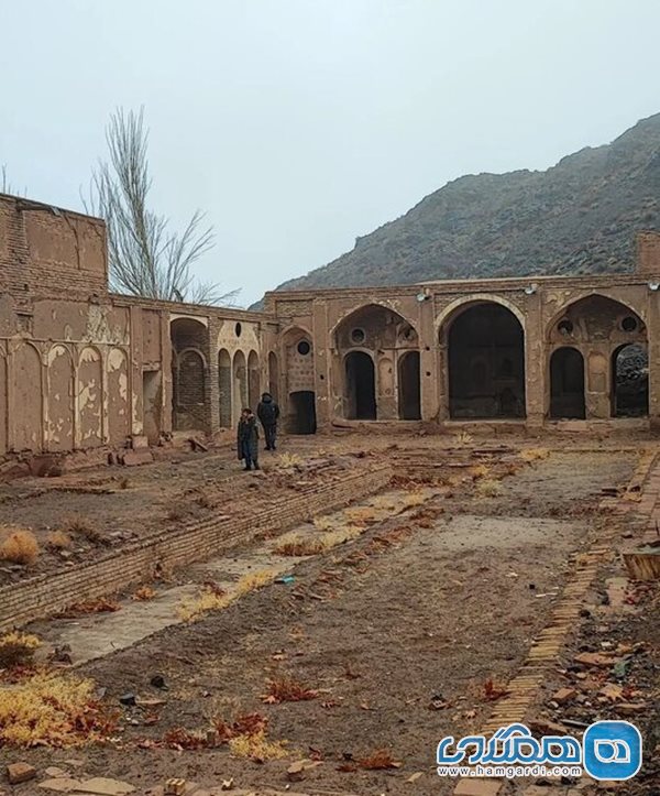 کاخ سرهنگ آباد زواره در حال تخریب و ویرانی است
