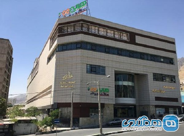 مجتمع تجاری عرش آجودانیه یکی از مراکز خرید معروف تهران به شمار می رود