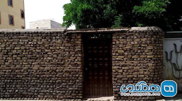 دیوار بیرونی و در خانه منتسب به عارف که همیشه بسته است