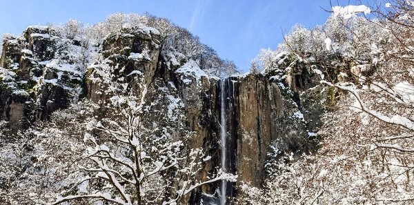 آبشار لاتون یکی از جاذبه های طبیعی استان گیلان به شمار می رود