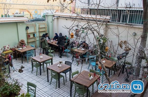 کافه حیاط 65 یکی از بهترین کافه های تهران است