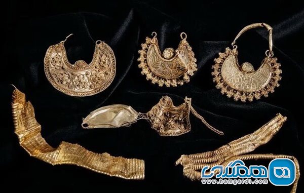 کشف گنجینه ای تاریخی از جنس طلا و ده ها سکه با استفاده از دستگاه فلزیاب