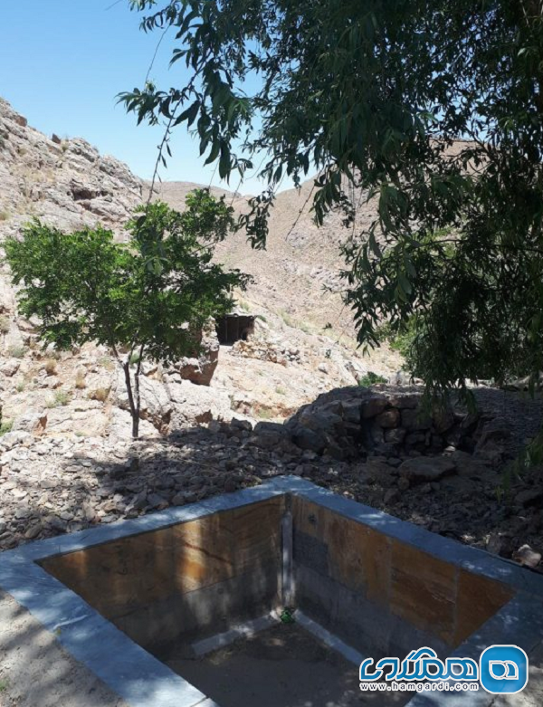 چشمه لادوزخ یکی از دیدنی های خمینی شهر به شمار می رود