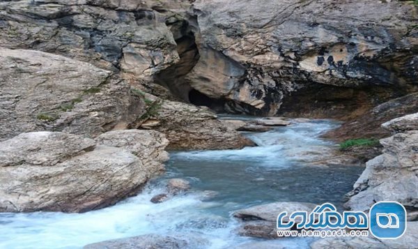آبشار آب مراد لاسم یکی از جاذبه های طبیعی استان مازندران به شمار می رود
