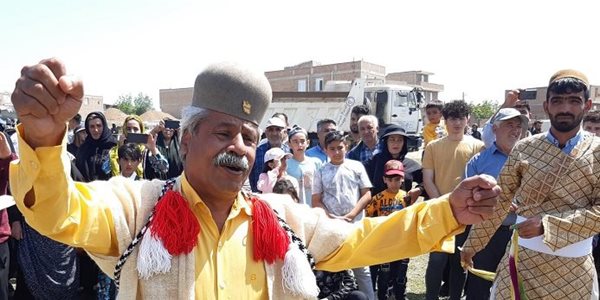اجرای رقص دستمال در جشنواره بین المللی کوچ عشایر مغان