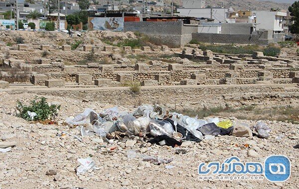 زباله های رها شده در محوطه تاریخی سیراف