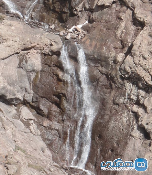 آبشار حیاط یکی از جاذبه های طبیعی استان البرز است
