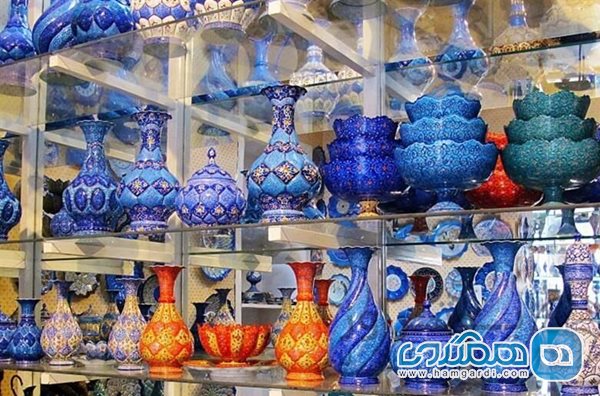 در تخت جمشید و شهرک سیبویه شیراز بازارچه های دائمی صنایع دستی آماده افتتاح هستند