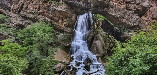 آبشار آب سفید یکی از جاذبه های گردشگری لرستان به شمار می رود