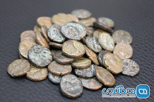 کشف 12 سکه تاریخی در یک منزل شخصی در پردیسان قم