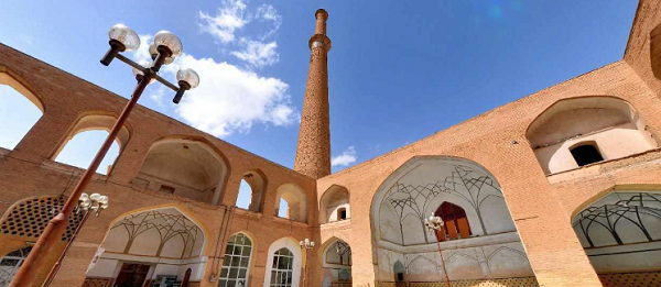نبود رسیدگی کافی به سقف و پشت بام حجره های پیرامون مناره مسجد علی اصفهان