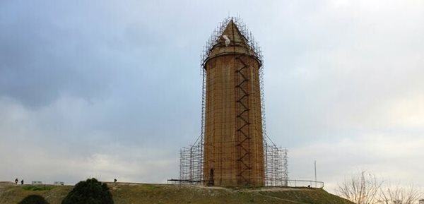 برج قابوس به دلایل مختلف دچار ترک و آسیب شده است
