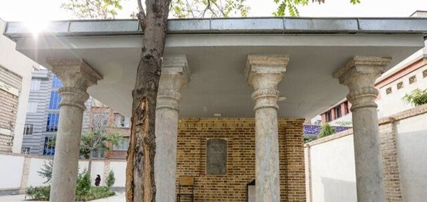 سنگ قبر و سنگ یادبود ملک المتکلمین در قسمتی مجزا
