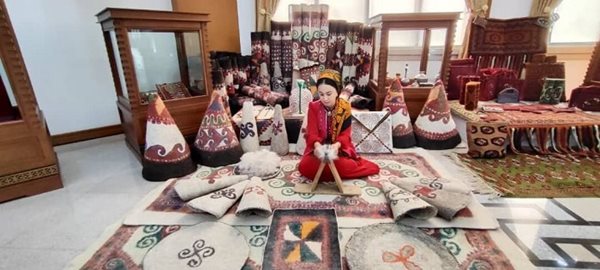 نمایشگاه مشترک صنایع دستی و کارگاه کاشی کاری ایران و ترکمنستان در شهر مرو برگزار شد