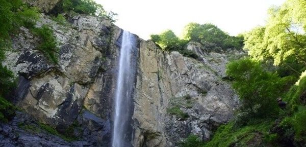 آبشار لاتون به عنوان یکی از قطبهای اصلی گردشگری استان گیلان معروف است