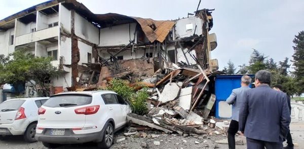 بخشهایی از ساختمان هتل ایران بندر انزلی ظهر امروز فرو ریخت