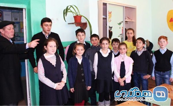 دکتر البرز و دانش آموزان روستای ایران