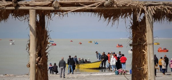 حضور مسافران نوروزی در کنار دریاچه ارومیه
