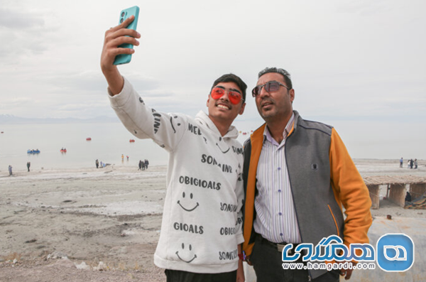 حضور گردشگران در دریاچه ارومیه و بهره مندی از ظرفیت توریستی آن 