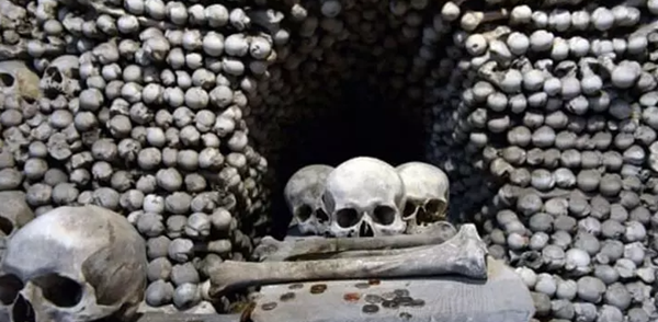 غارهای جمهوری چک، مقبره ها و گورستان ها