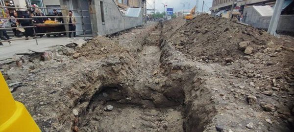 کشف یک دیواره تاریخی از یک بنا در حین عملیات پیاده راه سازی در همدان