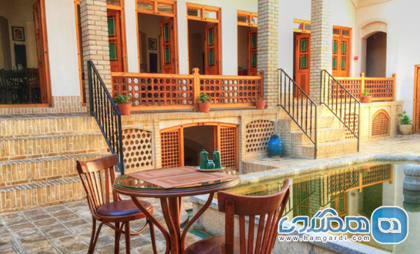 محیطی سنتی و آرام کافه رستوران مرشدی با حال و هوای نوستالژیک