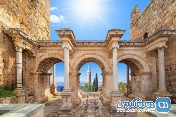 دروازه هادریان، یکی از آثار تاریخی دوران روم در آنتالیا