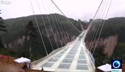 شکستن بزرگترین پل شیشه ای جهان در چین !!