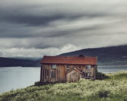 خانه هایی در جاده های اسکاندیناوی | تنها ترین کلبه های شهر