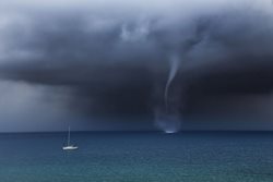 عکس منتخب نشنال جئوگرافیک | گردبادی مرگبار در اقیانوس