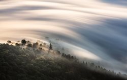 عکس منتخب نشنال جئوگرافیک | دریای ابر بر فراز کوه ها !!