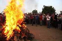 جشن آیینی نوروزبل دیلمان، آیینی گیلکی در پناه شعله های آتش !!