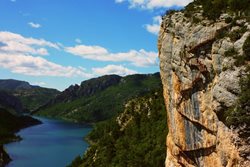 دره ای زیبا در کاتالان اسپانیا | نواره ی فیروزه ای رنگ