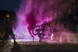 عکس منتخب نشنال جئوگرافیک | نمایش عجیب دوچرخه سواری میان بمب رنگ