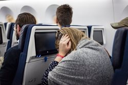 درمان گرفتگی گوش در سفر با هواپیما | حل مشکلات ناشی از گرفتگی گوش