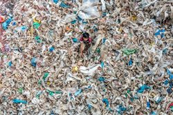 عکس منتخب نشنال جئوگرافیک | زندگی در انبوهی از زباله !!