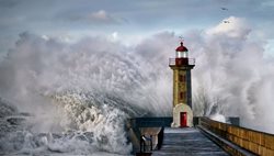 عکس منتخب نشنال جئوگرافیک | موج زمستانی بر فراز فانوس دریایی !!